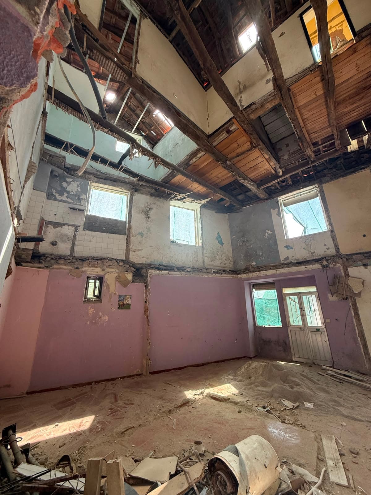 Divisão interior antes da reconstrução — AXIS I em obras